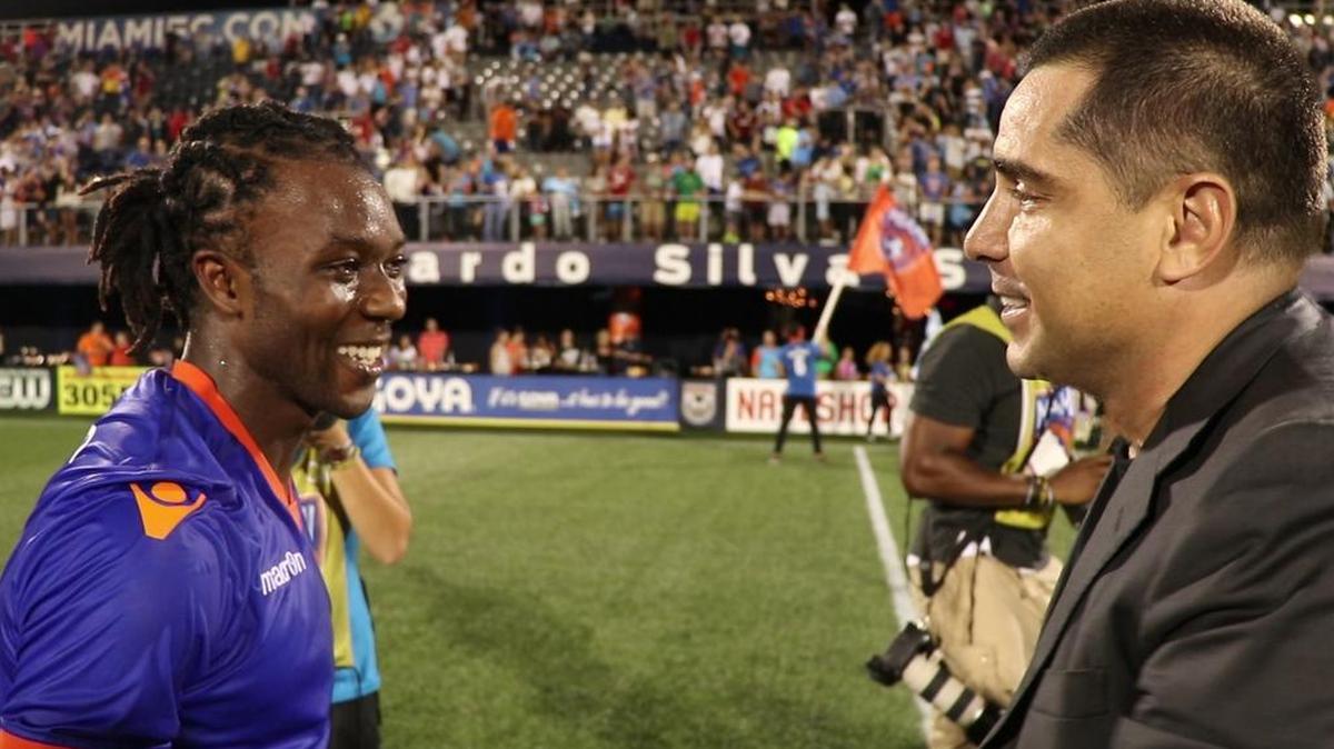 El capitán Michael Lahoud (izq.) y el dueño del club Riccardo Silva disfrutan con una sonrisa luego de la notable victoria 3-2 sobre el Atlanta United FC de la MLS que clasificó al Miami FC a los cuartos de final de la US Open Cup, la noche del miércoles 28 de junio del 2017 en el Riccardo Silva Stadium, en Miami.