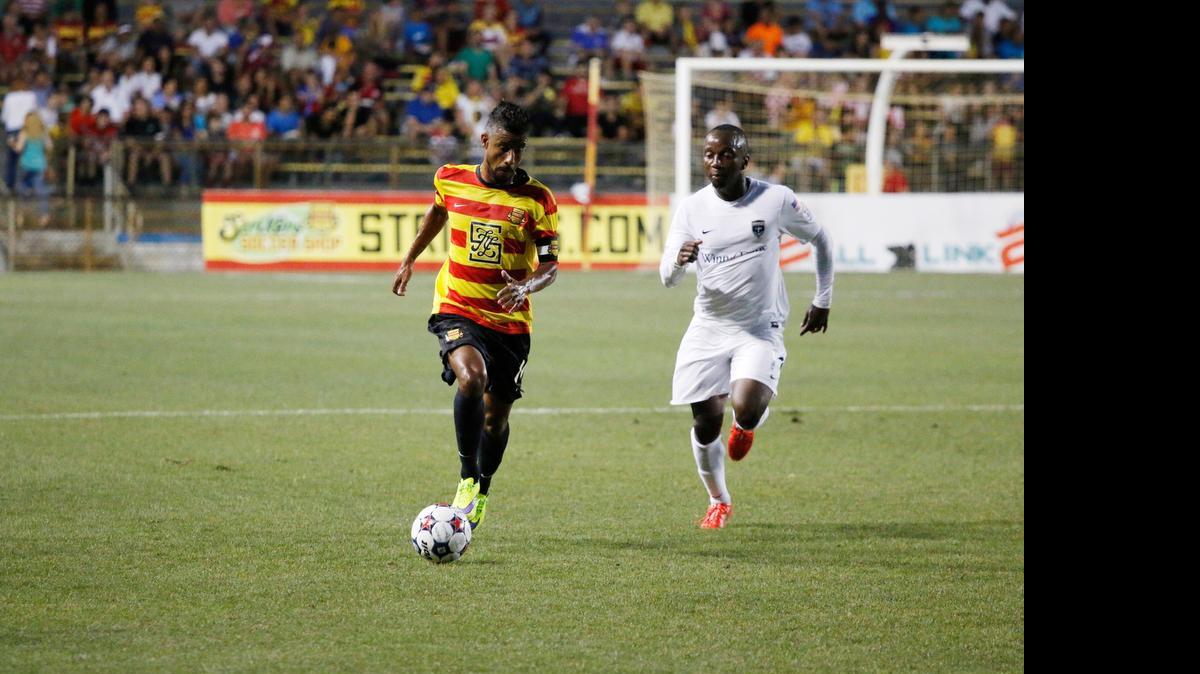 
El brasileño Léo Moura (izq) ewn acción contra el Armada FC, el 9 de abril pasado en el Lockhart Stadium en Fort Lauderdale
