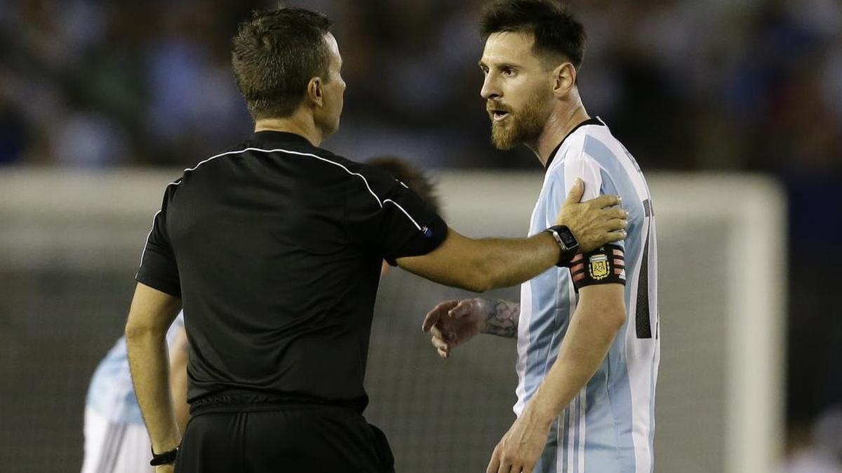 Lionel Messi de Argentina conversa con el árbitrol Emerson Augusto de Carvalho durante el partido de eliminatoria hacia el Mundial Rusia 2018, en contra de Chile, el 24 de marzo de 2017 en Buenos Aires, Argentina.