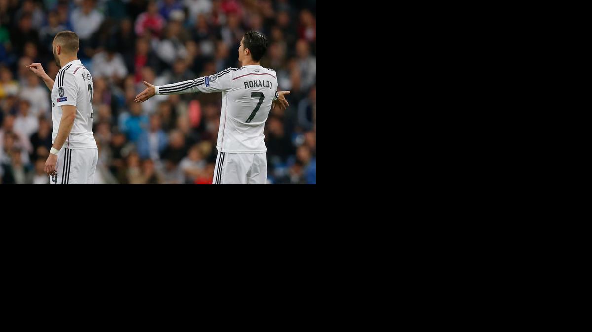 
Cristiano Ronaldo, del Real Madrid (der.), gesticula en la derrota del martes ante el Schalke 04.


