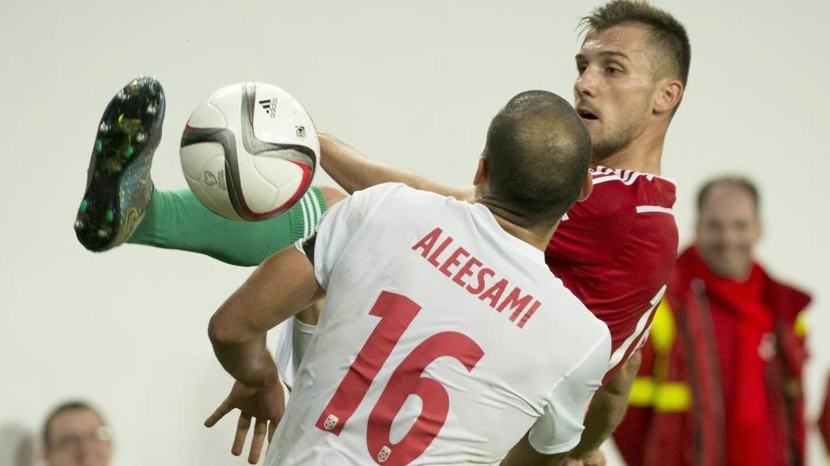 Tamas Priskin, autor de uno de los goles de Hungría, remata a puerta ante Haitam Aleesami (16), de Noruega.