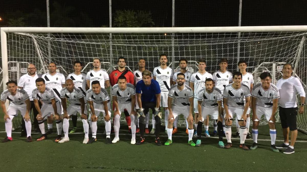 El Fortuna con sus directores técnicos Mario Lara (izq.) y Miguel Tito (der.) posan antes del partido del 3 de septiembre en el Miami Soccer Park.