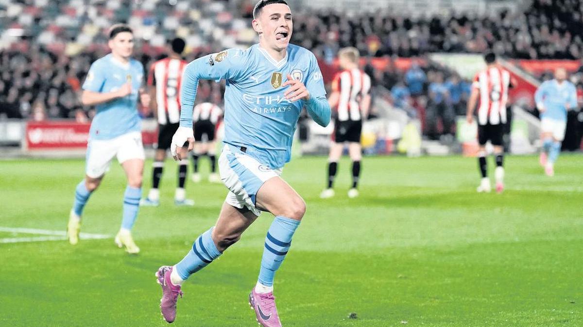 Con una tripleta de Phil Foden, el Manchester City remontó para vencer el lunes 3-1 al Brentford y se colocó dos puntos detrás del Liverpool en una saturada cima de la Liga Premier.
