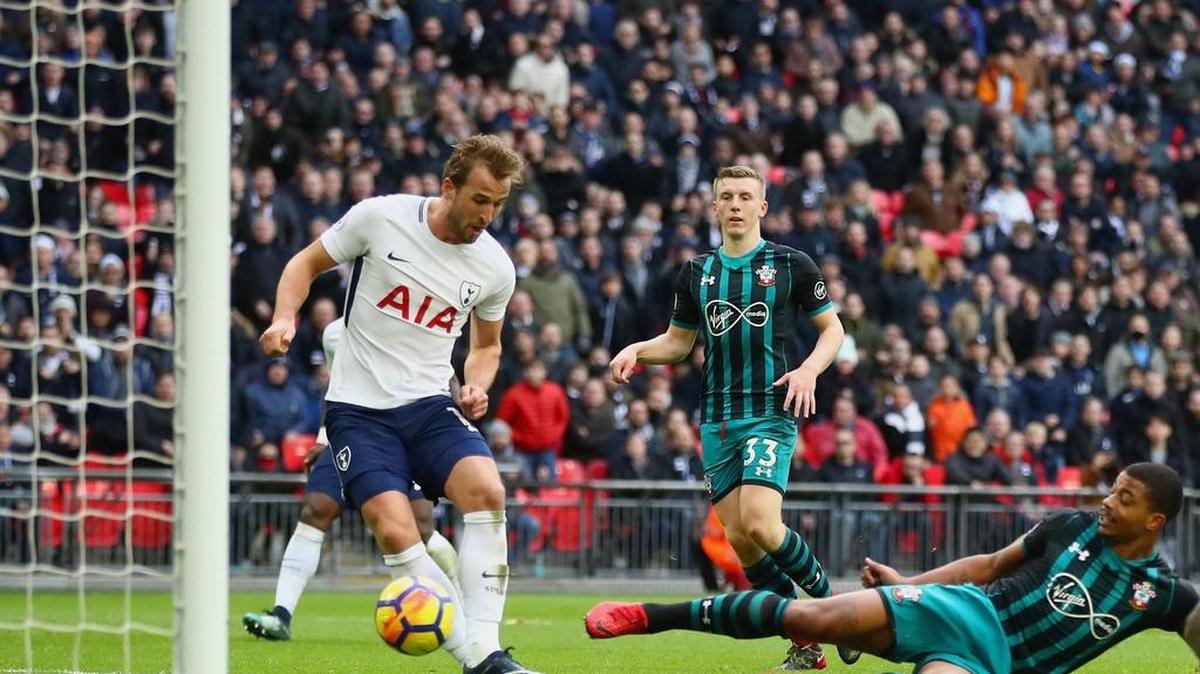 Harry Kane (izq.) anota un gol para Tottenham en el partido contra Southampton el 26 de diciembre de 2017 en el Wembley Stadium en Londres.