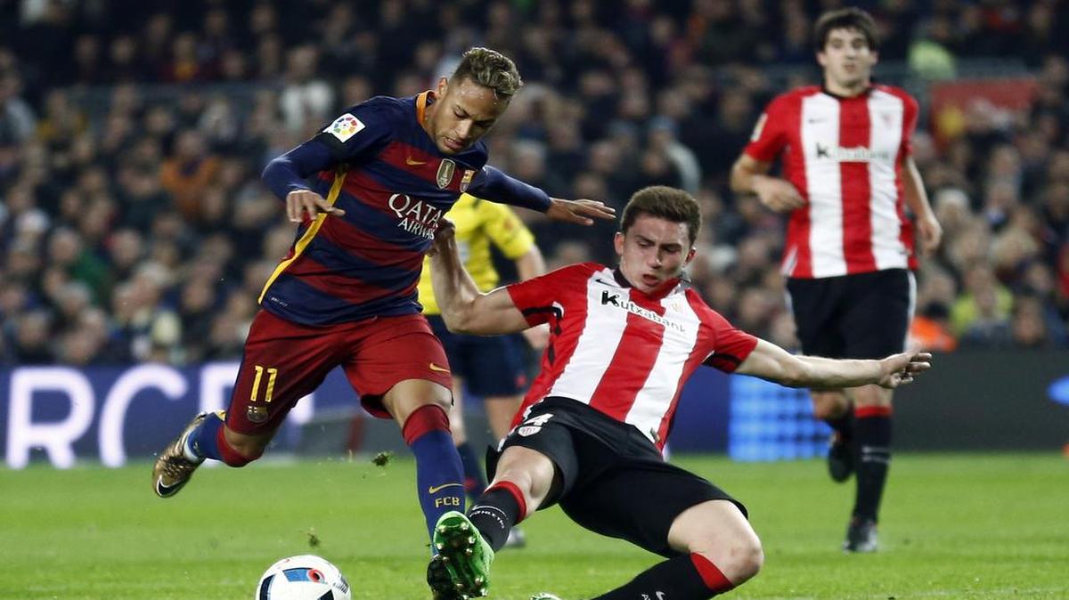 El delantero de Barcelona Neymar (izq.) lucha por la pelota con Aymeric Laporte, del Athletic de Bilbao, en el partido de vuelta de los cuartos de final de la Copa del Rey, celebrado el 27 de enero del 2015.