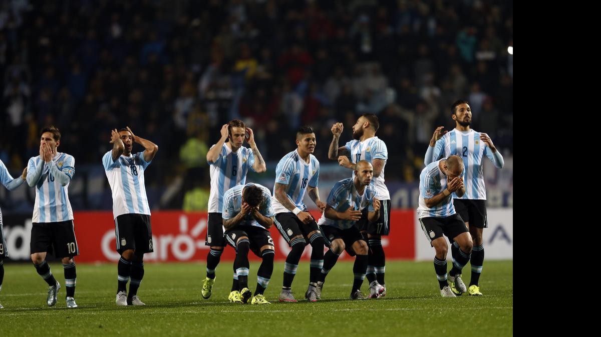 
Los jugadores de Argentina reaccionan durante una definición por penales contra Colombia por los cuartos de final de la Copa América el viernes, 26 de junio de 2015, en Viña del Mar, Chile. 
