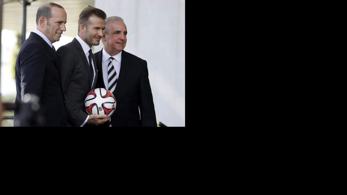 
David Beckham posa con el comisionado de la MLS Don Garber (izq.) y el alcalde de Miami-Dade Carlos Giménez (der.) tras el anuncio de la franquicia en Miami, el pasado 5 de febrero del 2014.
