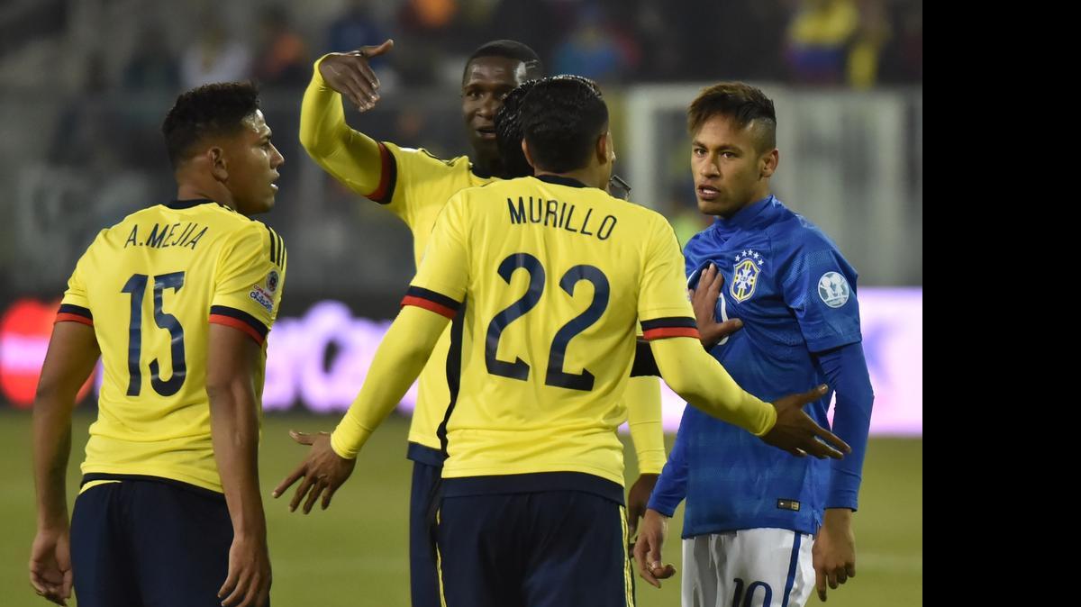 
El jugador del FC Barcelona recibió una tarjeta amarilla por tocar la pelota con la mano y, concluido el partido, provocó una gresca y fue sancionado con una roja directa.
