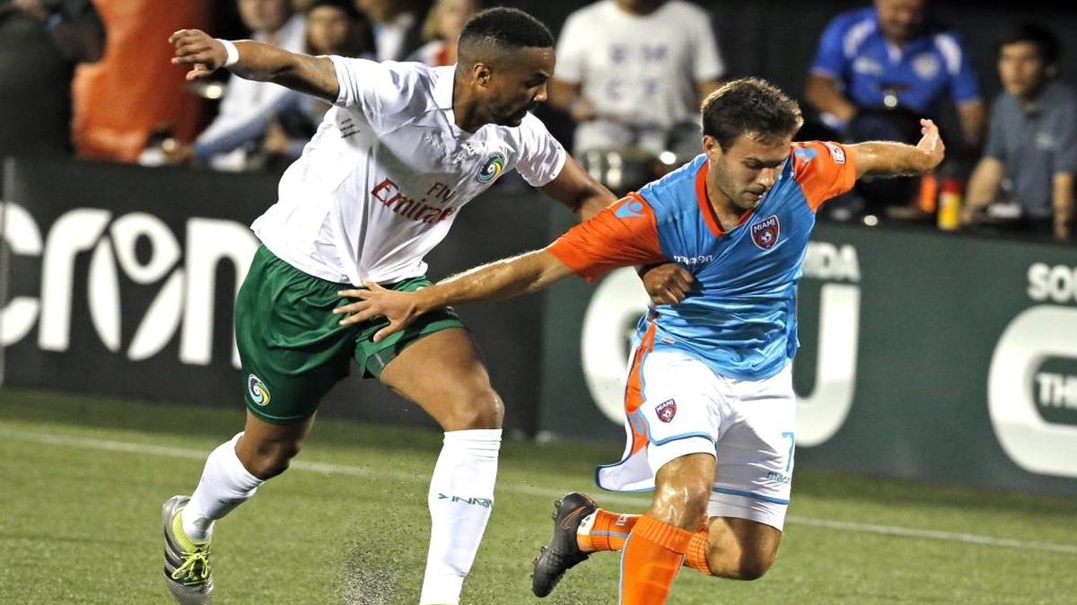 Dylan Mares (7), del Miami FC, controla la pelota en el partido contra el Cosmos, en el Riccardo Silva Stadium, la noche del sábado 8 de abril del 2017.