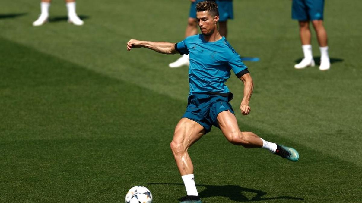 Cristiano Ronaldo patea el balón en un entrenamiento con el Real Madrid, el 22 de mayo de 2018 en la capital española.