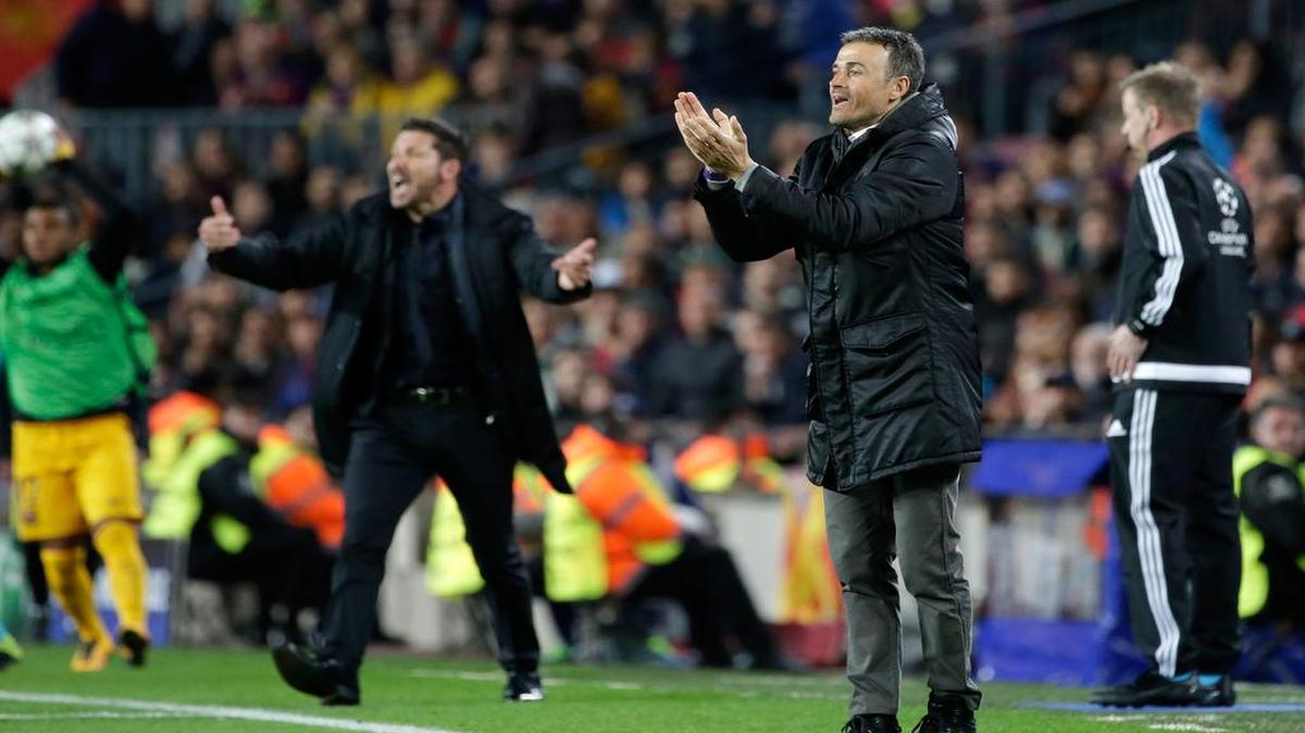 El técnico de Barcelona Luis Enrique (der.) reparte instrucciones a sus jugadores en el partido de ida de cuartos de final de la Liga de Campeones contra el Atlético, celebrado el martes 5 de abril del 2016 en Barcelona.