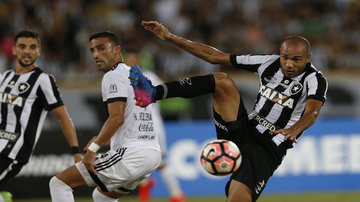 El jugador de Botafogo Roger (der.) trata de pegarle al balón en el partido contra Olimpia en la Copa Libertadores, celebrado el 15 de febrero del 2017 en Río de Janeiro.
