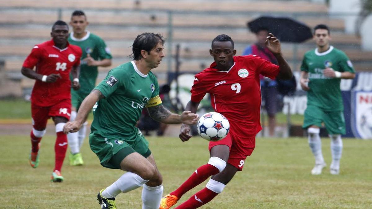 
El jugador del Cosmos Carlos Méndez (izq.) lucha por la pelota con Maikel Reyes, del equipo de Cuba, el martes 2 de junio del 2015 en La Habana.
