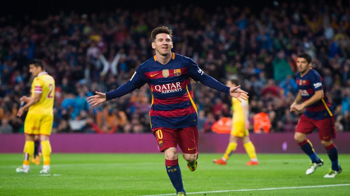 Lionel Messi celebra tras anotar un gol para Barcelona en el partido contra el Sporting de Gijón, celebrado el 23 de abril del 2016 en el estadio Camp Nou, en Barcelona.