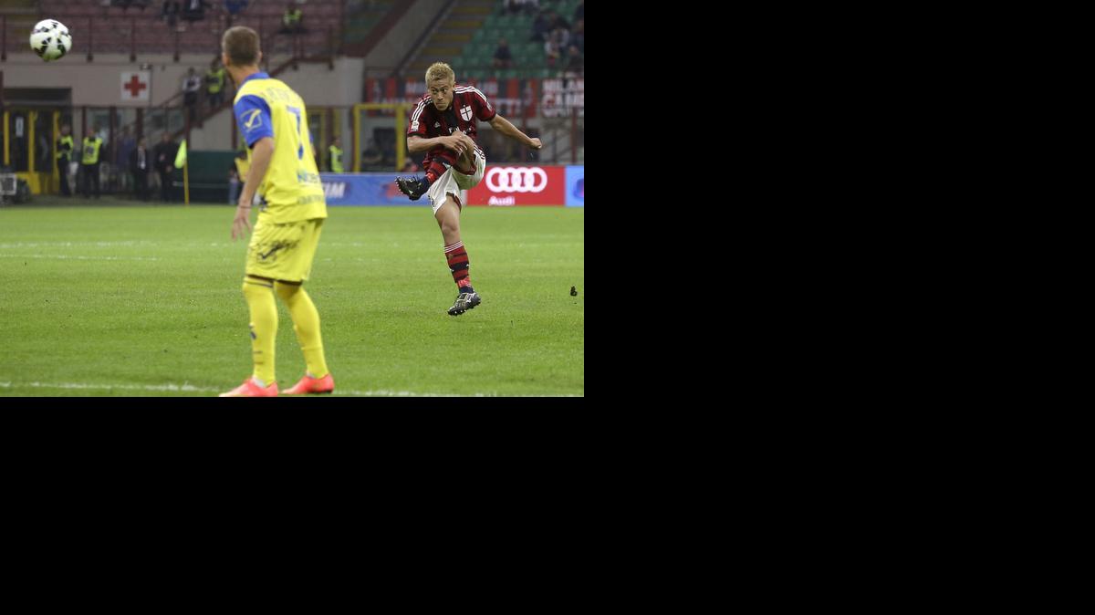 
El japones del AC Milan Keisuke Honda anota de tiro libre el segundo gol contra Chievo Verona.


