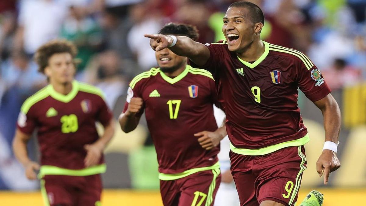 José Salomon Rondón (9), de Venezuela, celebra su gol contra Uruguay en el Grupo C de la Copa América Centenario en el Financial Field, el 9 de junio del 2016 en Filadelfia.