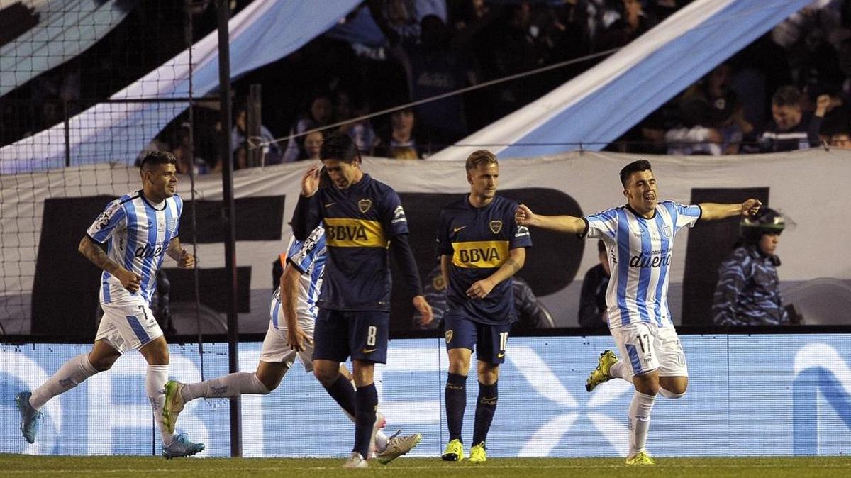 El volante  de Racing Club Marcos Acuna (der.) celebra tras anotar contra Boca Juniors.