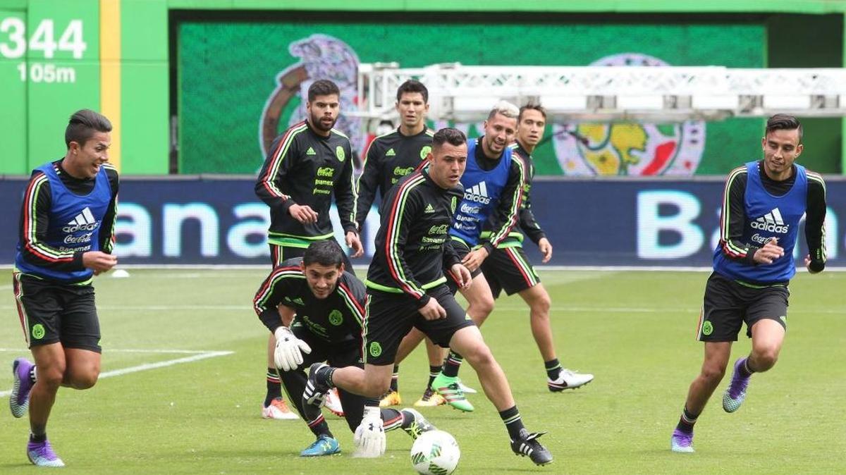 Jugadores de la selección de fútbol de México en la práctica del martes, en el Marlins Park, en Miami.