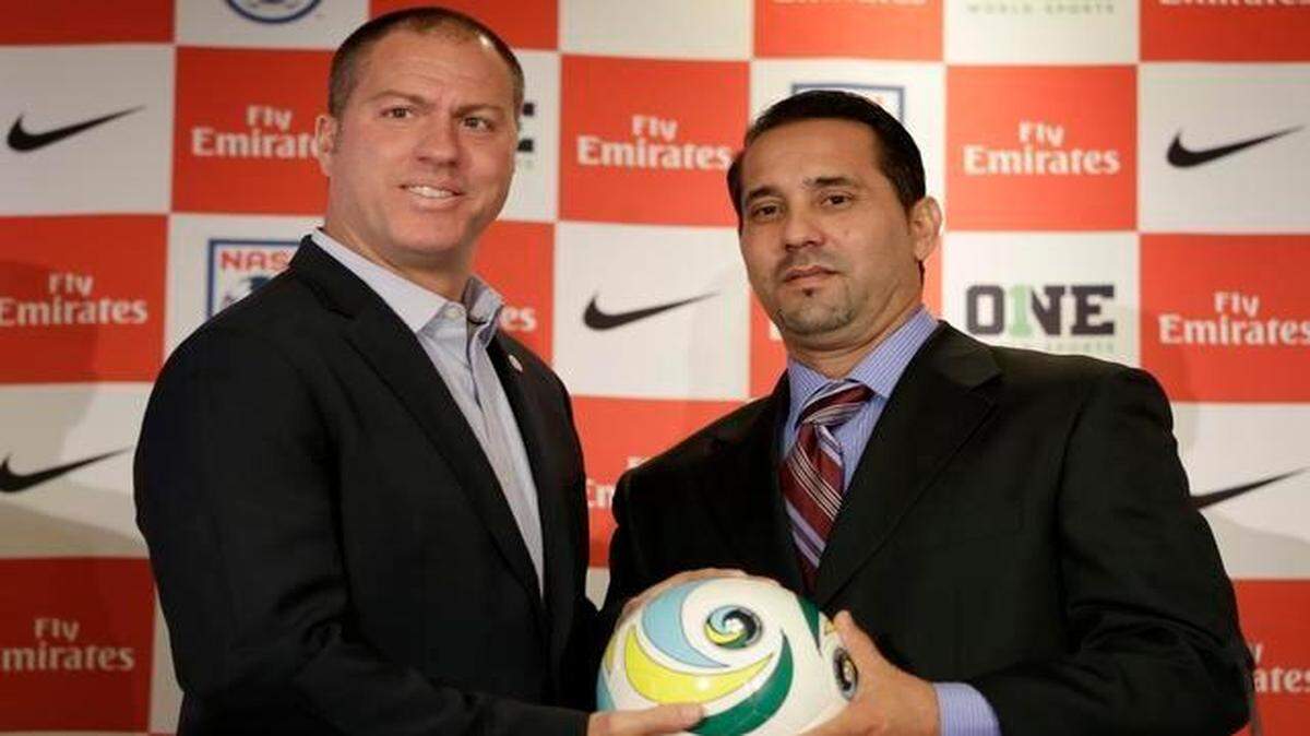 
Walter Benítez (derecha), técnico de la selección de fútbol de Cuba, y Giovanni Savarese, entrenador del Cosmos de Nueva York, posan para una foto durante una rueda de prensa en Nueva York, el lunes 16 de marzo de 2015. Ambos equipos disputarán un partido de exhibición el 2 de junio en La Habana, Cuba.
