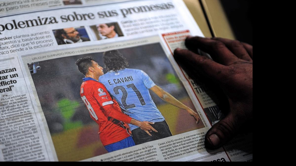 
La primera página del periódico El País de Uruguay del jueves 25 de junio del 2015 muestra el instante cuando el chileno Gonzalo Jara toca por atrás al uruguayo Edinson Cavani para provocar su expulsión en el partido que Chile eliminó a Uruguay en la Copa América, un día antes.
