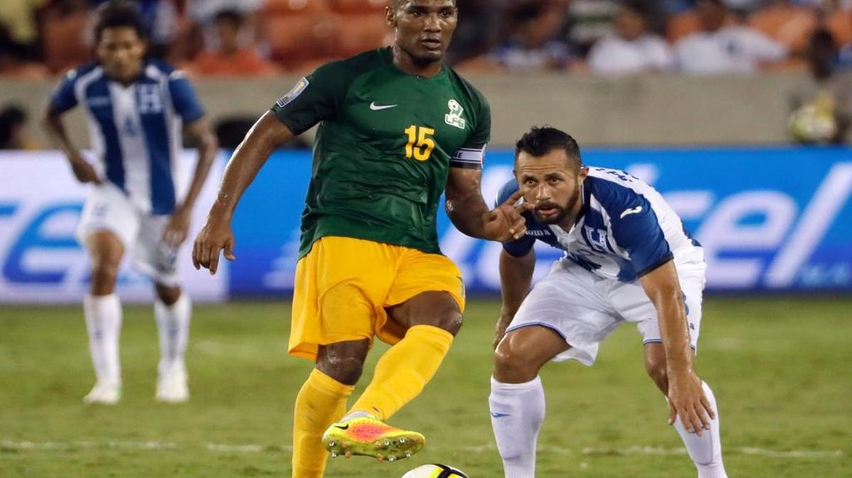 El volante de Guyana Francesa Florent Malouda (15) pasa el balón ante el jugador de Honduras Alfredo Mejía (der.) en el partido, de la fase de grupos de la Copa Oro jugado en Houston el 11 de julio, que terminó 0-0.
