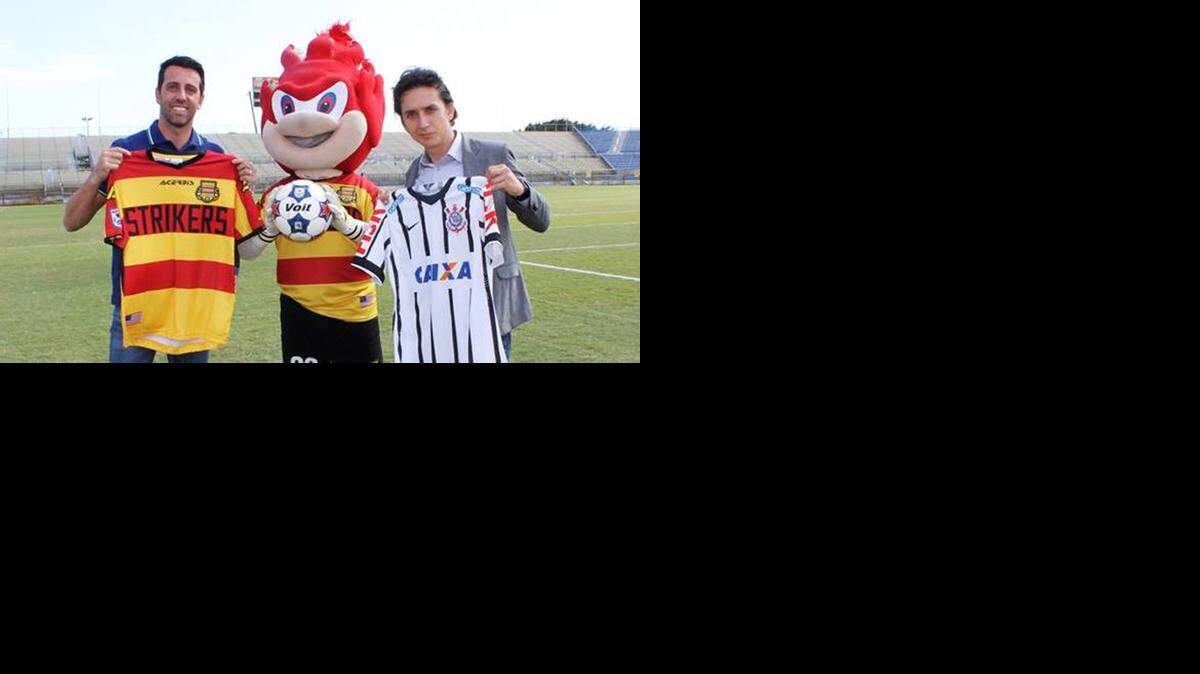 
 Eduardo Gaspar, directivo de Corinthians (der.) y Ricardo Geromel, propietario de los Strikers, posan con la mascota Hotshot.
