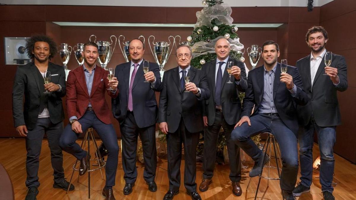El presidente del Real Madrid, Florentino Pérez (c), junto a los capitanes y entrenadores de los equipos de fútbol y basquetbol felicitan la Navidad.