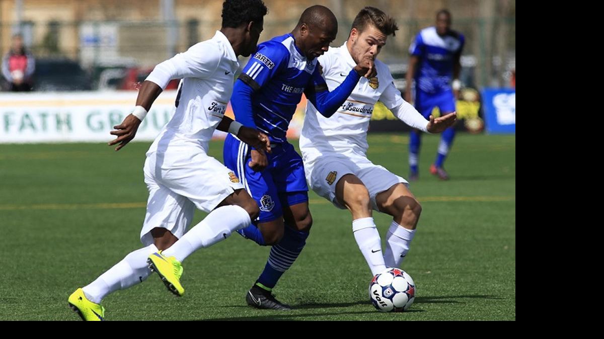 
Walter Ramírez (izq.) y Víctor Giro, de los Strikers, contra el FC Edmonton, el domingo.
