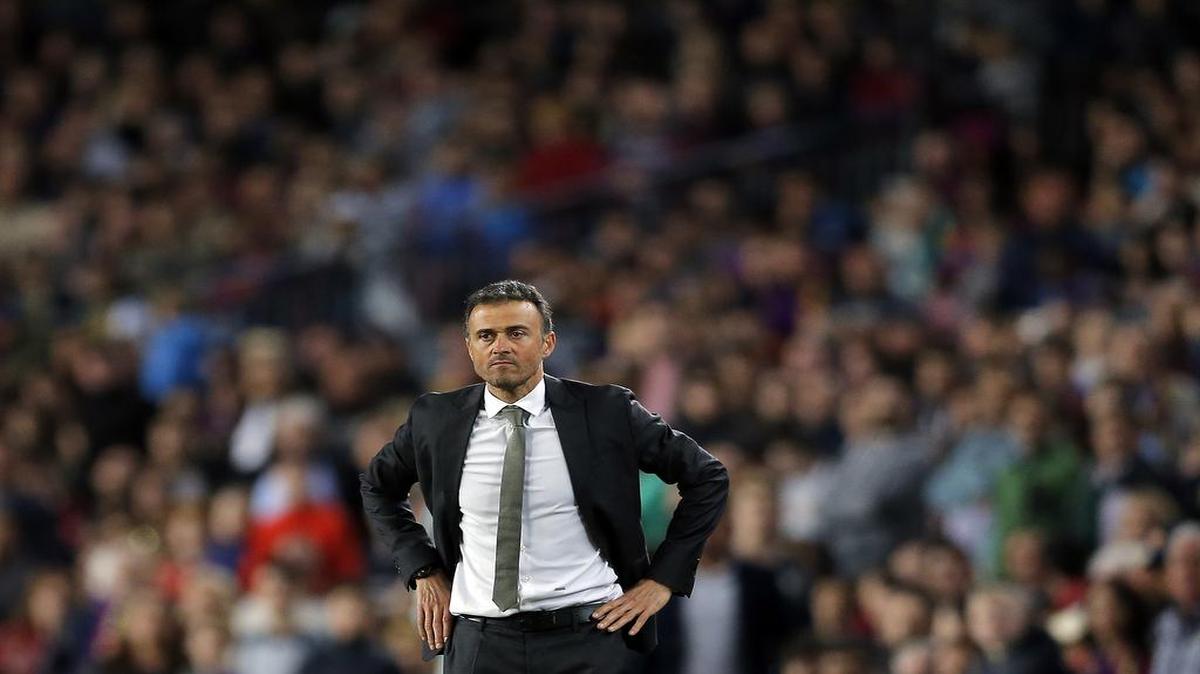 El entrenador del Barcelona Luis Enrique observa el partido contra Valencia, celebrado el 17 de abril del 2016 en el estadio Camp Nou en la capital catalana.