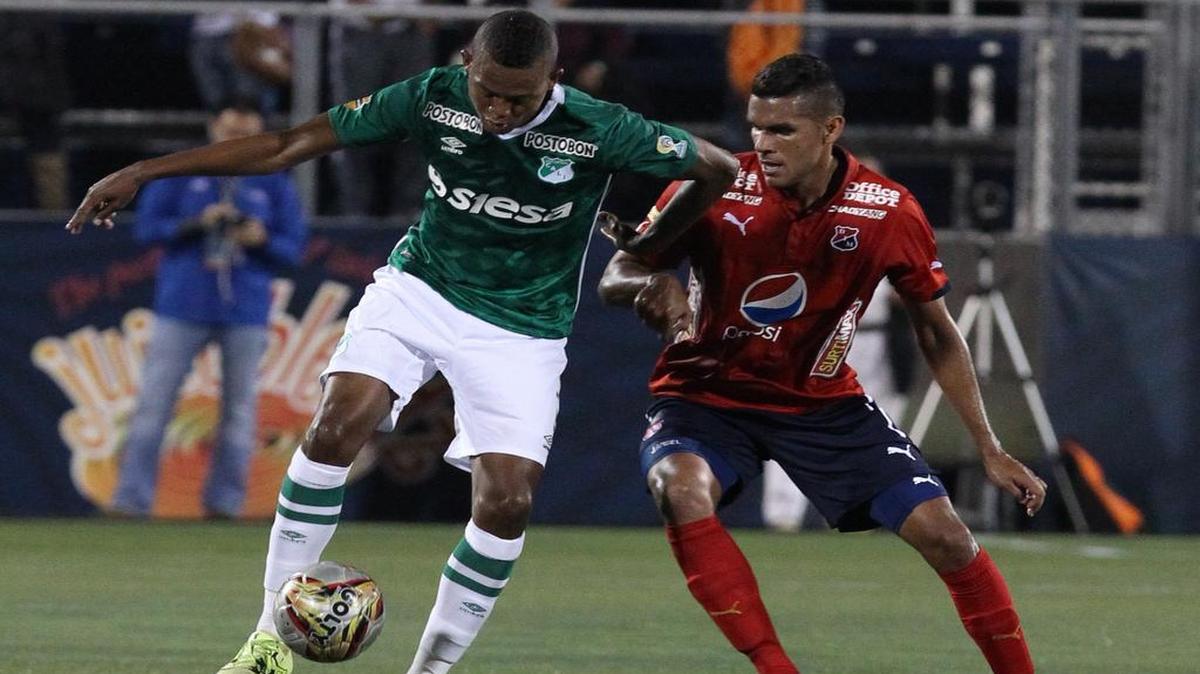 El jugador del Deportivo Cali Rafael Borre (izq.) domina el balón ante la marca de Camilo Saiz, de Independiente Medellín, en el partido del miércoles en FIU, en Miami.