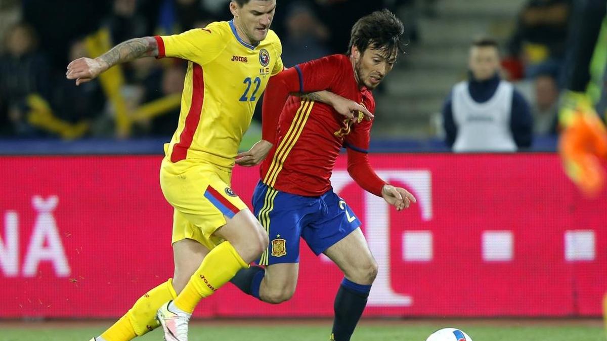 El español David Silva (der.) conduce el balón ante el jugador de Rumania Cristian Sapunaru.