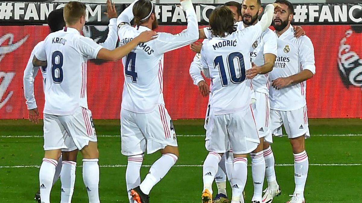 Los jugadores del Real Madrid celebran el gol de Luka Modric (10) en la victoria ante el Eibar este 20 de diciembre de 2020 en el estadio Ipurua.
