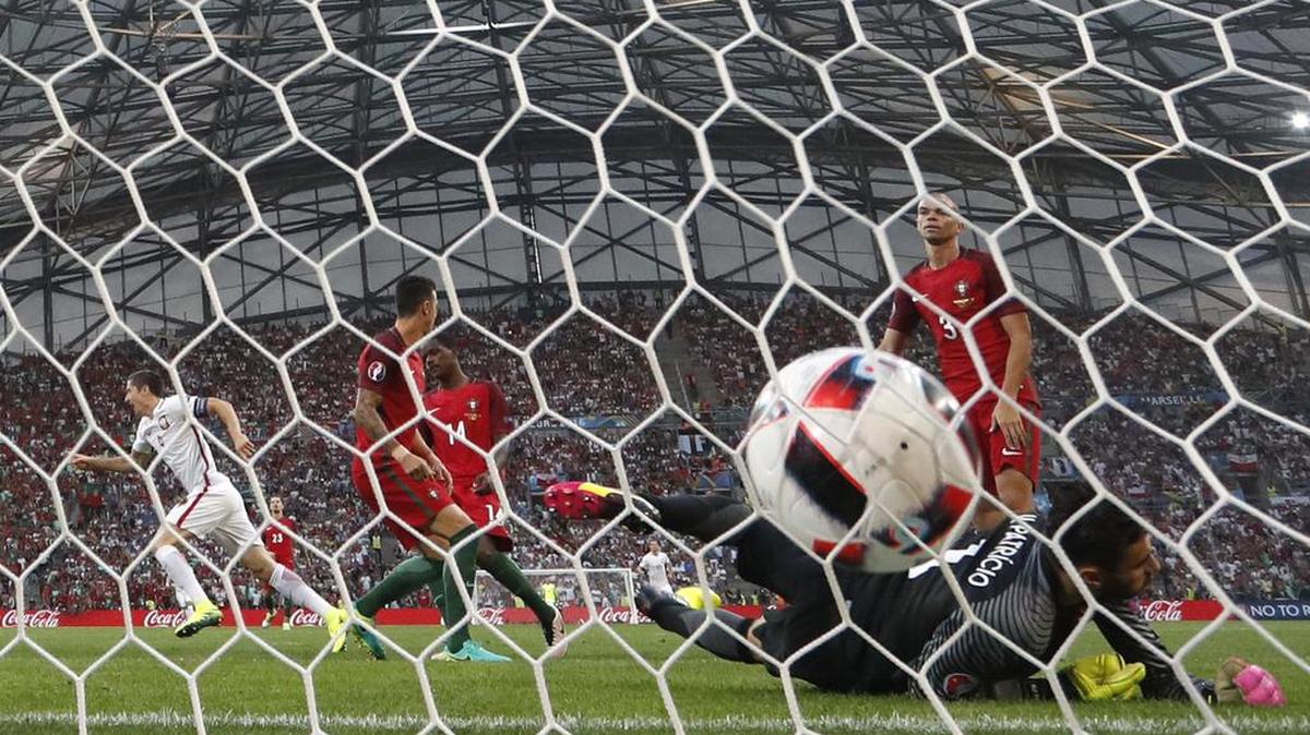 Robert Lewandowski (izq.), de Polonia, celebra luego de vencer al arquero de Portugal Rui Patricio en los cuartos de final en el estadio el Velodrome, en Marsella, Francia, el jueves 30 de junio del 2016.