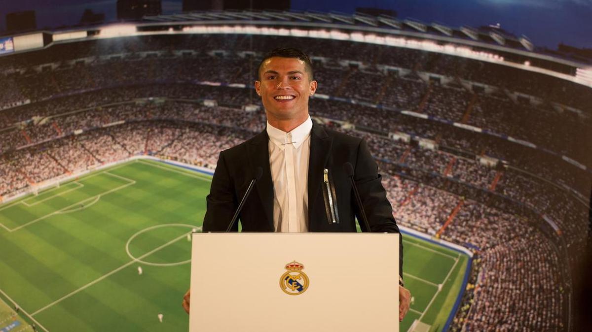 Cristiano Ronaldo habla en la conferencia de prensa donde se oficialiazó su contrato con el Real Madrid hasta el 2021.