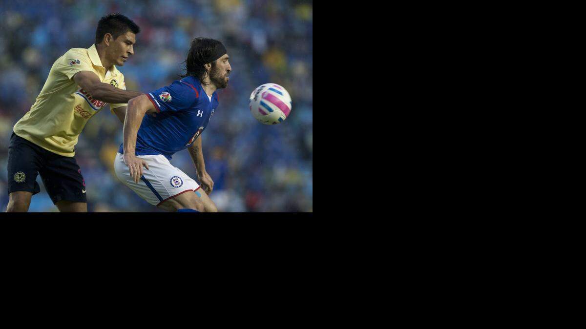 
Paolo Goltz (izq.), del América, presiona a Hugo Pavone, del Cruz Azul, el sábado en Ciudad de México.

