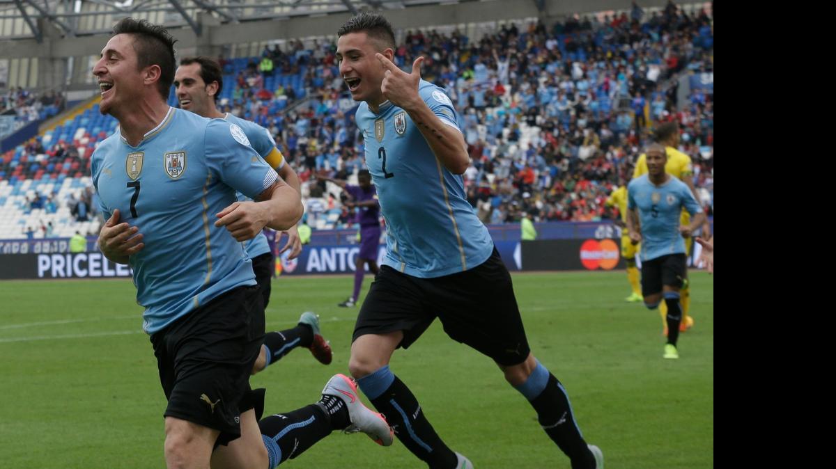 
Cristian Rodríguez (izq.) celebra el único gol de Uruguay contra Jamaica, el sábado en la Copa América.

