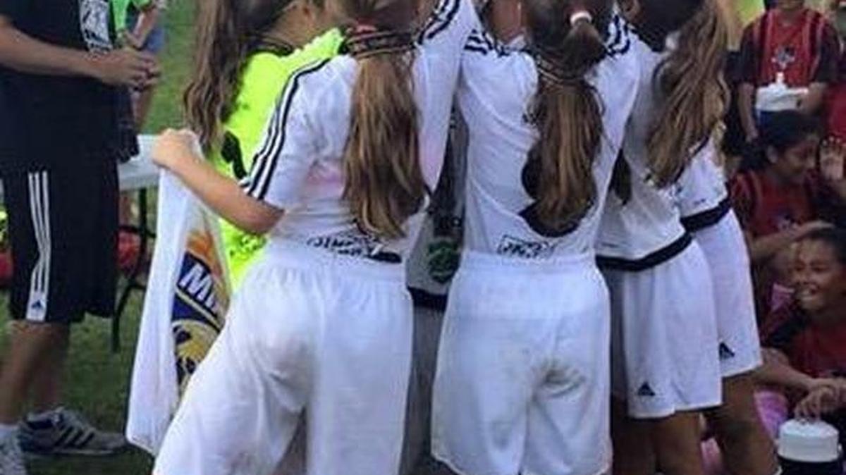 Las chicas del Real Miami Sub-11 levantan el trofeo como campeonas del torneo Apertura