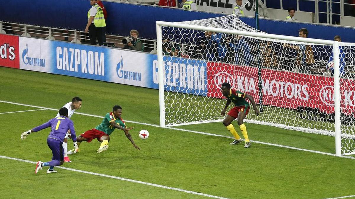 Eduardo Vargas, de Chile, dispara para anotar el segundo gol contra Camerún, en la Copa Confederaciones, Grupo B, en el Spartak Stadium en Moscú, el domingo 18 de junio del 2017.