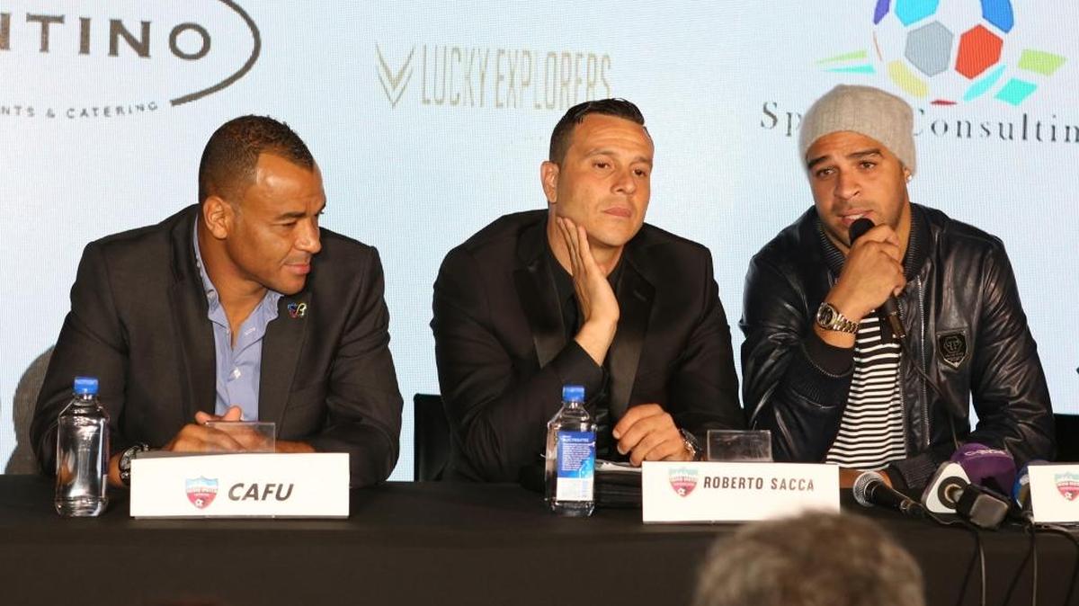 Cafu, Roberto Sacca, presidente del Miami United, y Adriano (de izq. a der.), el jueves.
