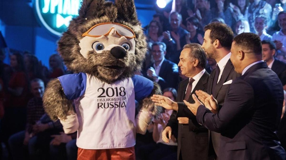 La mascota del Mundial de Rusia 2018, el lobo llamado Zabivaka, durante su presentación en un programa de la TV rusa, el viernes 21 de octubre del 2016 en Moscú.