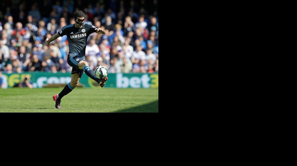 
Cesc Fabregas, autor del gol del Chelsea, controla el balón en el triunfo 1-0 ante QPR, el domingo en la liga Premier.


