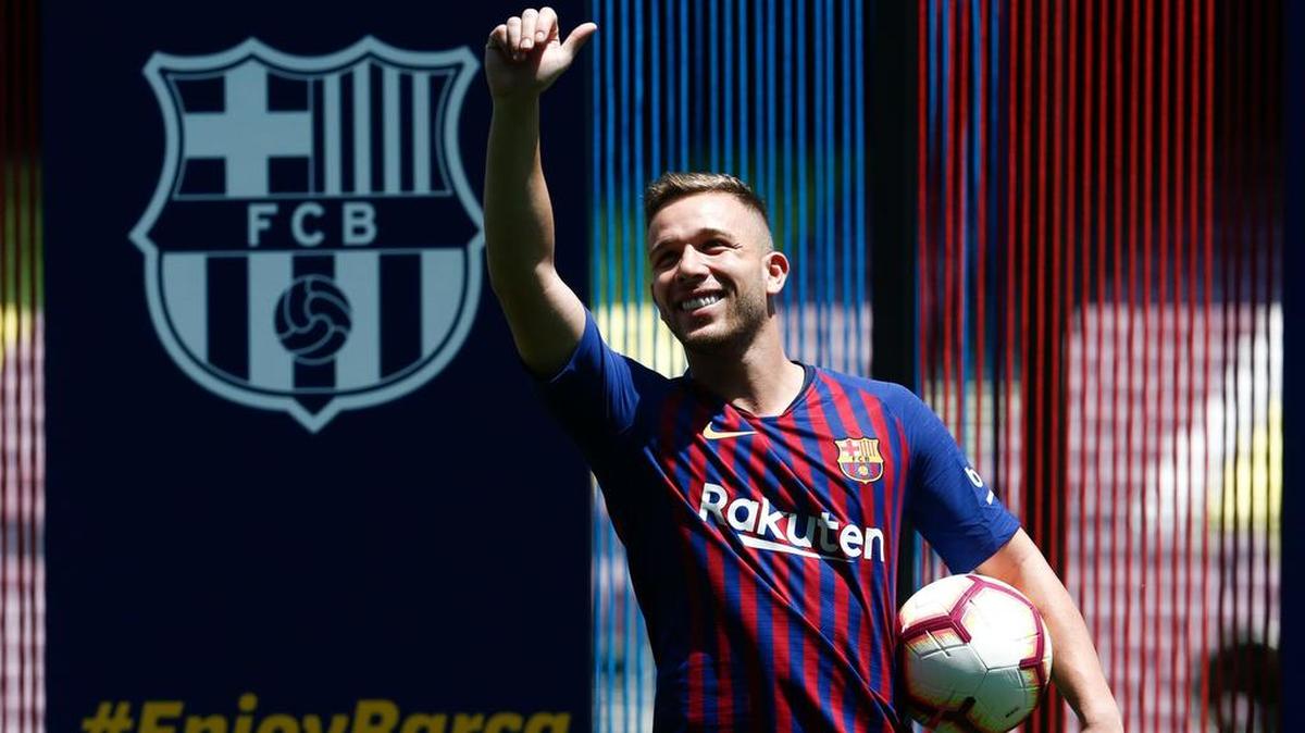 El brasileño Arthur Melo saluda al público en el Camp Nou en su presentación como nuevo jugador de Barcelona, el 12 de julio de 2018.
