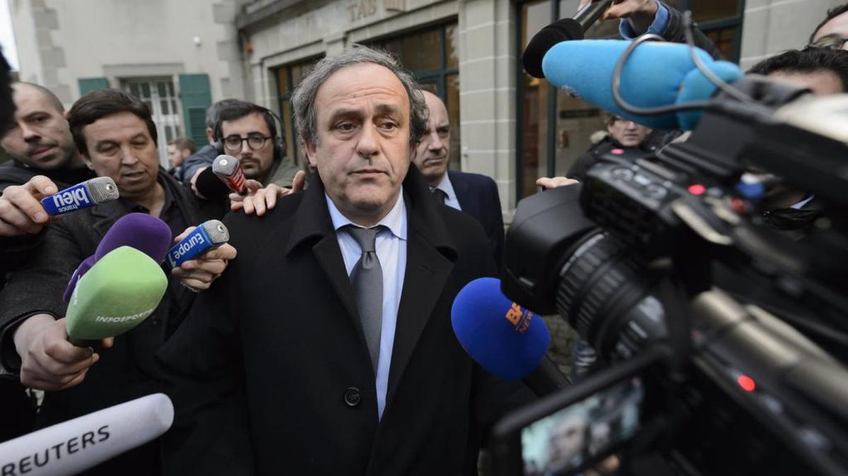 El presidente de la UEFA, Michel Platini, es rodeado por periodistas el martes 8 de diciembre, en Lausana, Suiza.