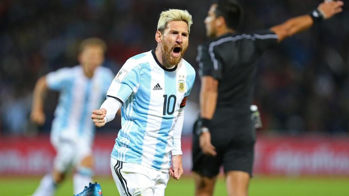 El jugador Lionel Messi de Argentina festeja tras convertir un gol ante Uruguay el jueves 1 de septiembre de 2016, durante un encuentro correspondiente a las eliminatorias al Mundial de Rusia 2018 disputado en el estadio Malvinas Argentinas de Mendoza (Argentina).