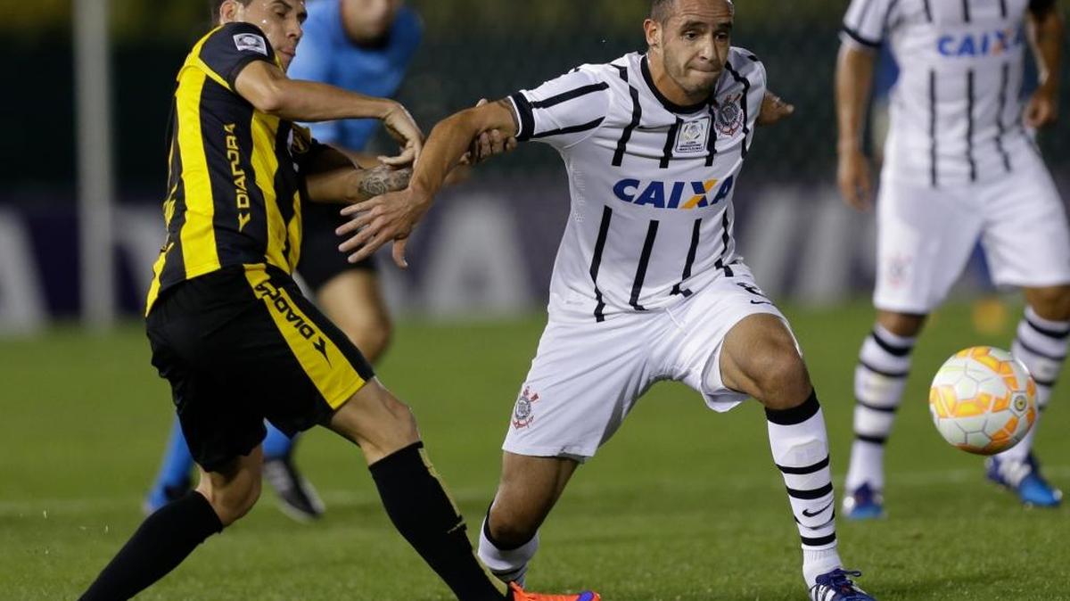 Renato Augusto (der.), del Corinthians, en un partido de la Copa Libertadores, en mayo pasado.