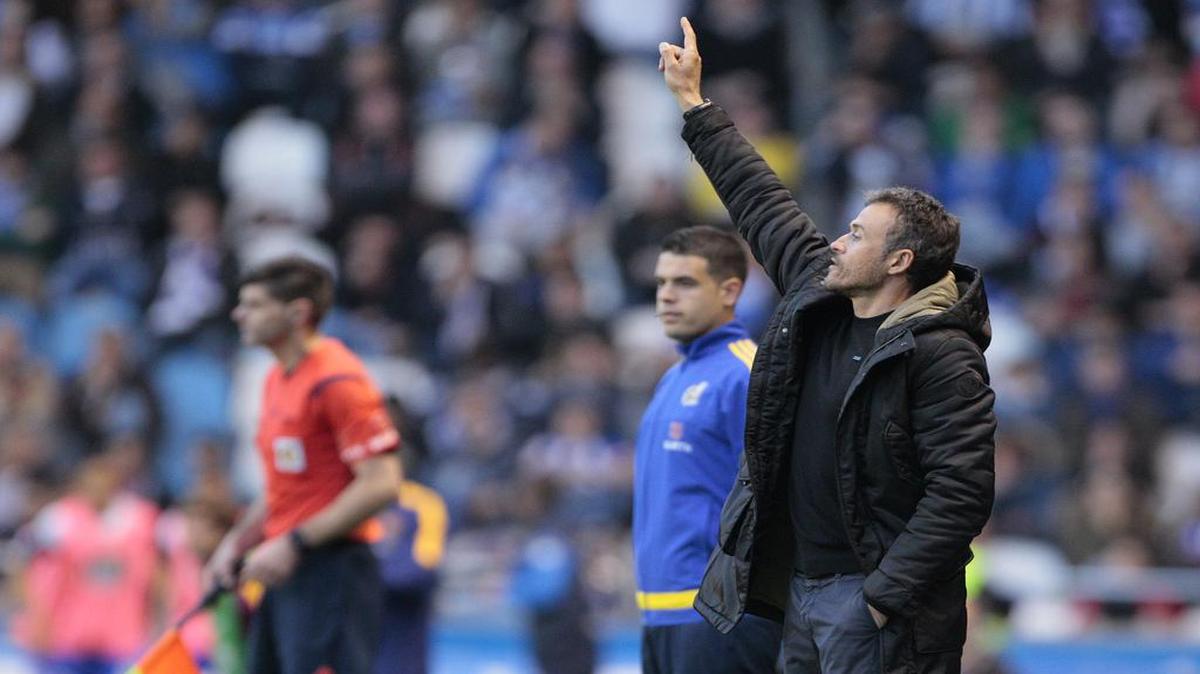 El entrenador del Barcelona Luis Enrique reparte instrucciones a sus jugadores en el partido contra el Deportivo La Coruña, celebrado el 20 de abril del 2016, en la liga española.