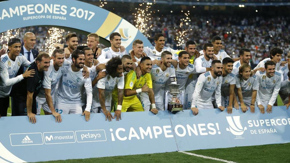 El Real Madrid posa para los medios tras derrotar 2-0 al Barcelona y con un global de 5-1 conquistar la Supercopa de España, este miércoles en el estadio Santiago Bernabéu.