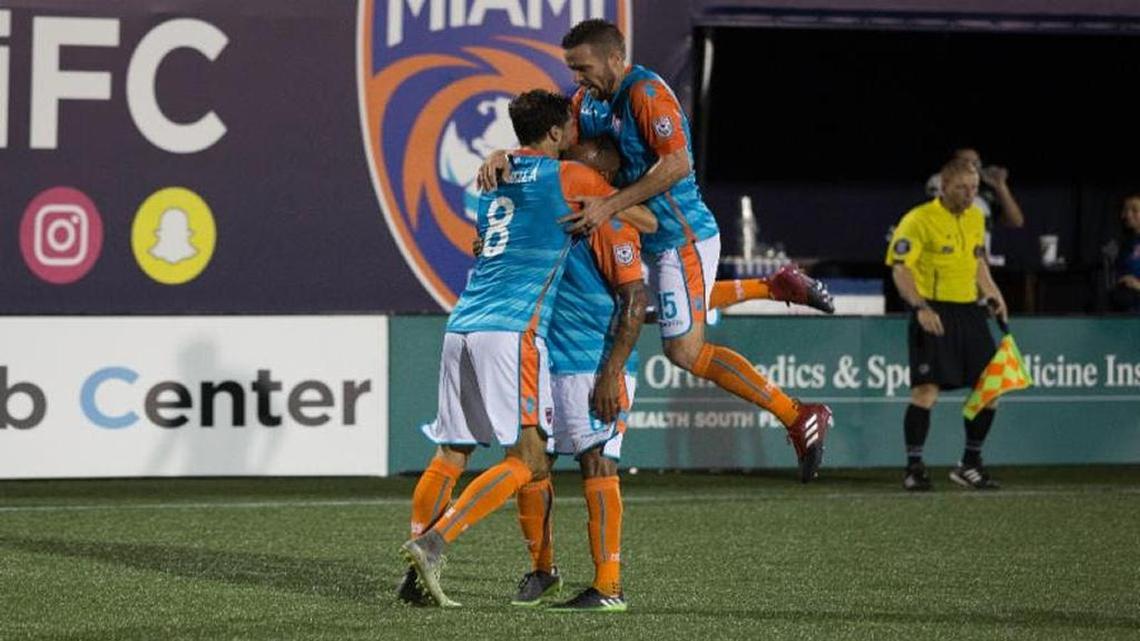 Vincenzo Rennella (8) y Hunter Freeman (15) felicitan a Ariel Martínez, la noche del sábado 17 de junio del 2017 en el Riccardo Silva Stadium (FIU) en Miami.
