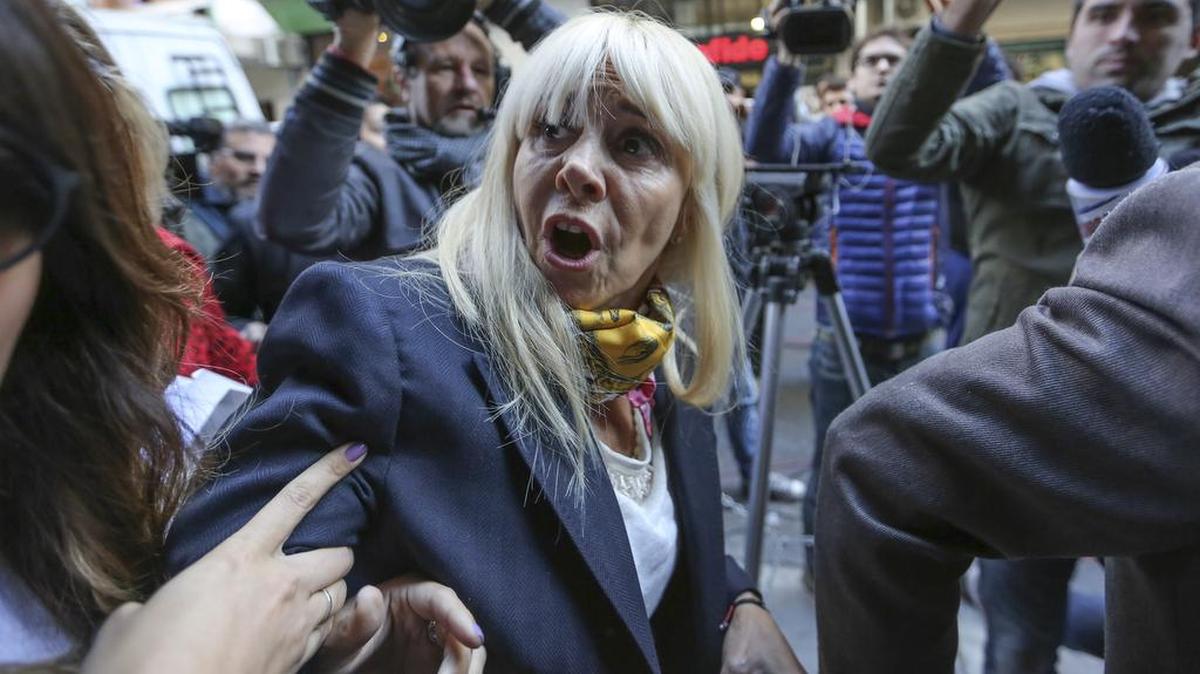 La ex esposa de Diego Maradona, Claudia Villafañe (c), habla a periodistas el martes 21 de julio de 2015, a su llegada a un tribunal de Buenos Aires (Argentina). 