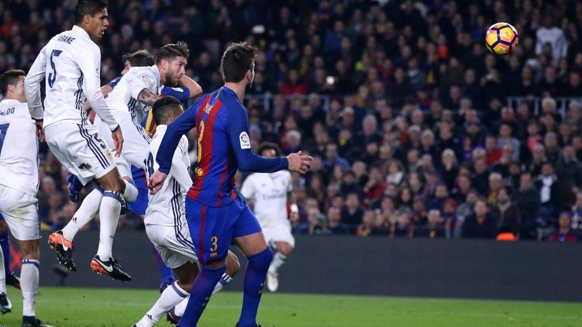Sergio Ramos (4), del Real Madrid, conecta de cabeza antes que Raphael Varane y vence el arco del Barça en la agonía del Clásico, el sábado 3 de diciembre del 2016 en el Camp Nou en Barcelona.
